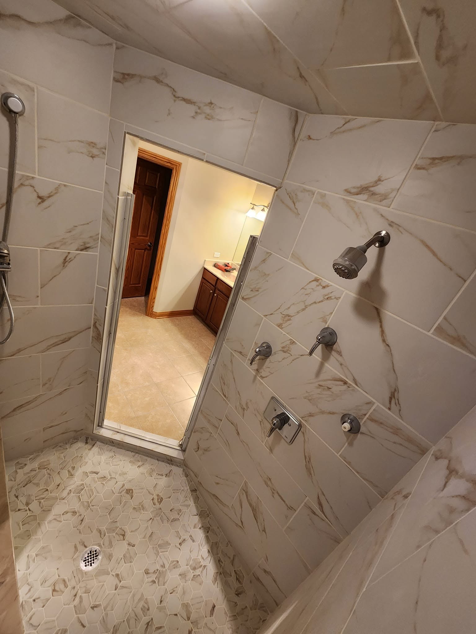 469456501_583923244573252_4426614197862365605_n A finished shower project