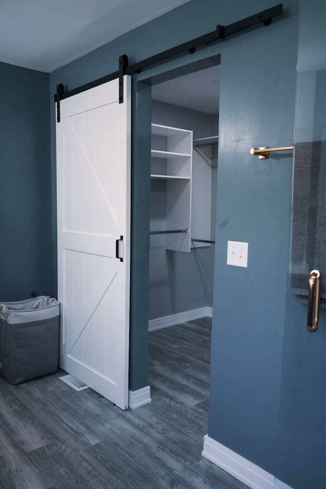 499487111_712708928361349_6293013003781117936_n A finished closet renovation featuring a barnyard style sliding door