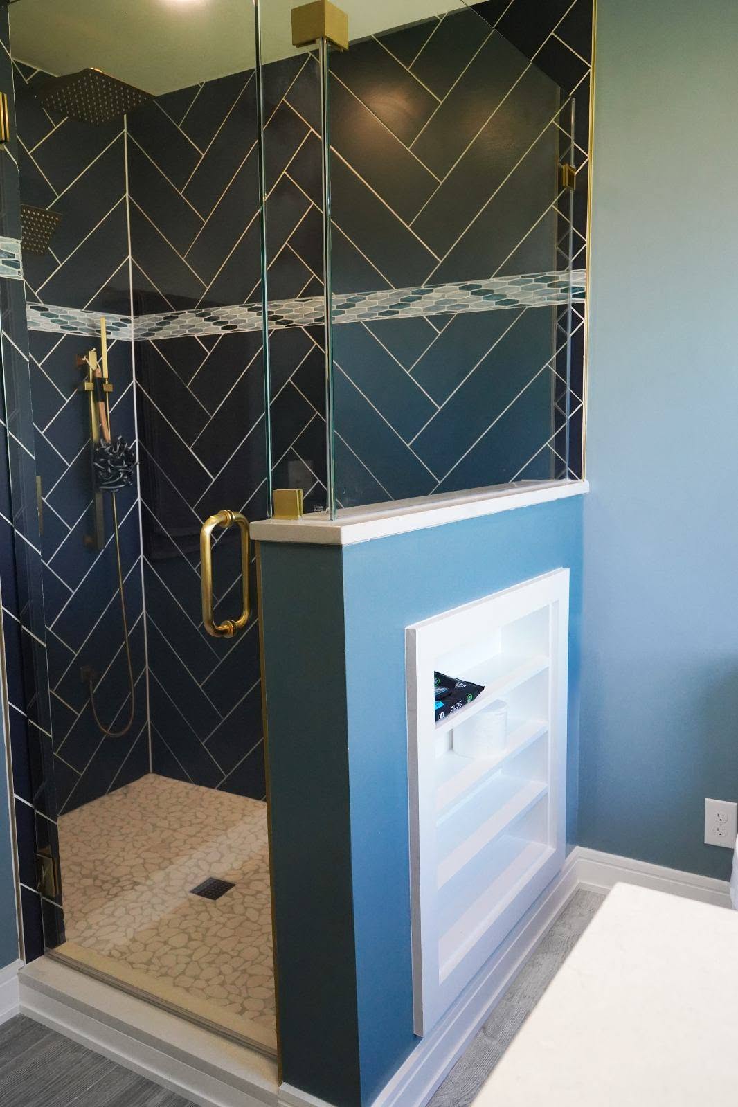 499933222_712709235027985_3377598861944321103_n A completed shower project with an attractive tile pattern